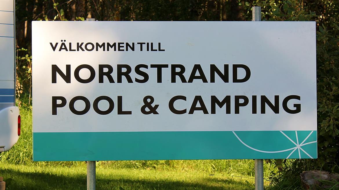 Norrstrands Pool och Camping skylt