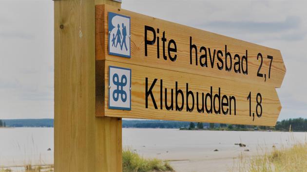 Skyltar på Sandängesstranden, promenadavstånd från Pite Havsbad, Stina Eriksson