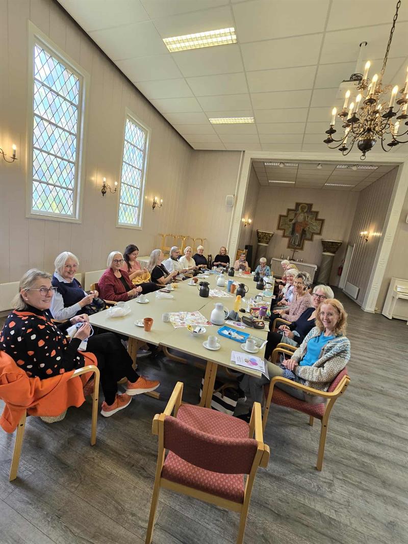 Plakat Strikkekafé i kirkestua