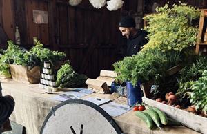 Grønnsaksbonde Chris Winfield fra Kåsmo farm i Misvær stiller