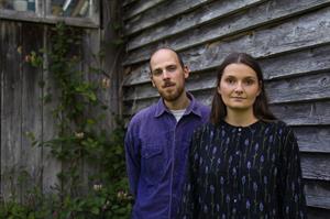 Anne Daugstad Wik – Sang, fiolin og harpe Mats-Henrik Nygren Syversen – Klassisk gitar