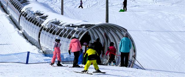 Barn på väg in i lift tunneln
