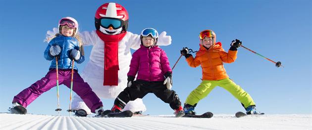 Barn som åker slalom i backe