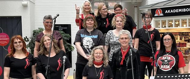 Kören Chili Rockers sjunger i Småstaden