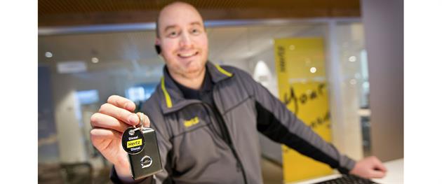 Hertz personal med nycklar till bil, Hertz