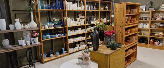 Butikshyllor med porslin m.m, Repris återanvändningsmarknad