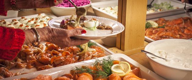 Tallrik som fylls på vid julbord, Arnes kök och catering