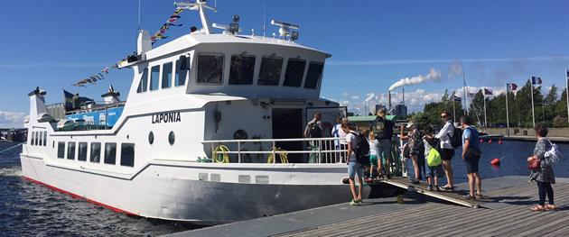 Ombordstigning av M/S Laponia i södra hamn, Laponia rederi