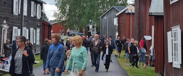 Loppis längs Affärsgatan i Öjeby kyrkstad.