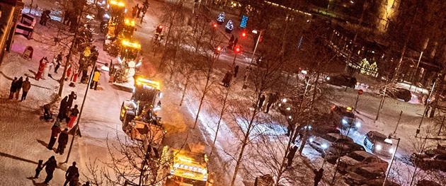 Maskiner som kör luciatåg längs Piteås gator