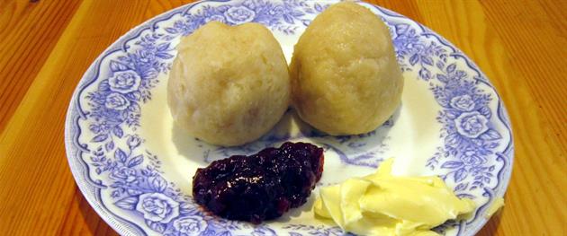 Pitepalt på tallriken med smör och lingonsylt