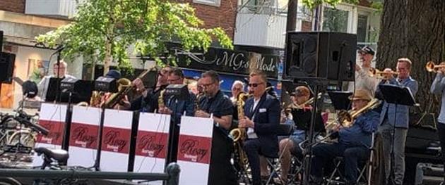 Roxy storband spelar på Byxtorget