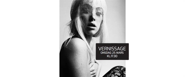 Simon Olofsson visar porträtt