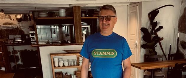 Erik öppnar vinkällaren