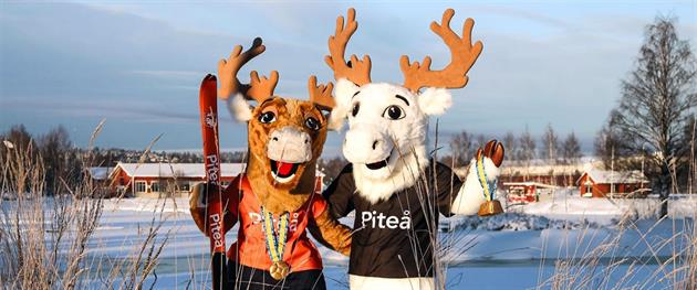 Rejne och Renee med skidor i hand