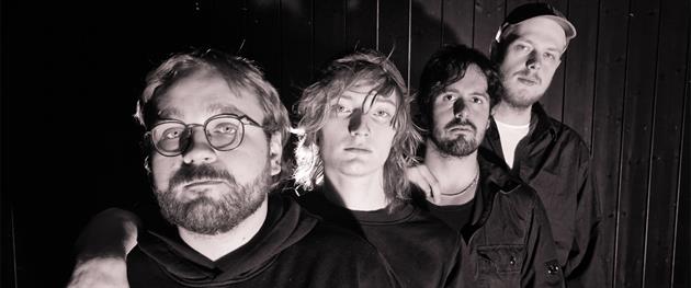 En svartvit variant av en bild på hela bandet