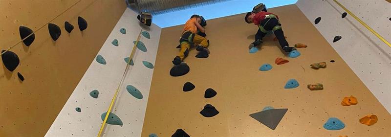 Plakat Barnas Turlag: Innendørs klatring på Mjøsa Klatresenter på Espern