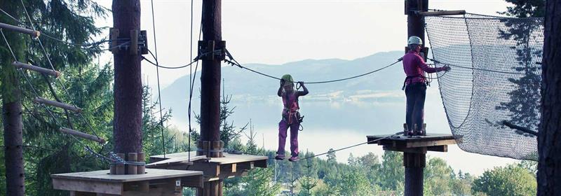 Plakat Helgøya med overnatting i svevetelt