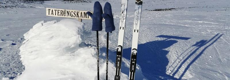 Plakat 7 topper i Øyungsfjellet på fjellski