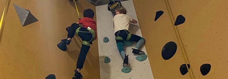 Plakat Barnas Turlag: Innendørs klatring på Mjøsa Klatresenter på Espern