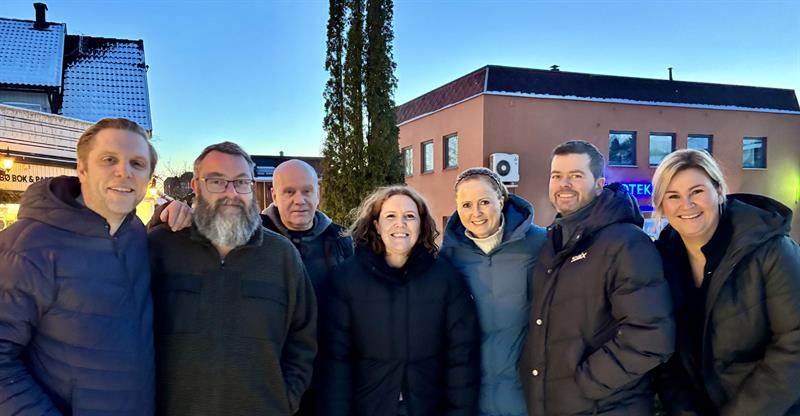 Gruppa SPOR Spor er Janne Severinsen, Helene Haukvik og Kristin  Tangen Tolo- Vokal, Jan Birger Akerhaugen- gitar, Rune  Brynsholmen- piano, Martin Ytreland- Trommer, Knut  Eirik Hult- bass. Lydmann er Bjørn Lona