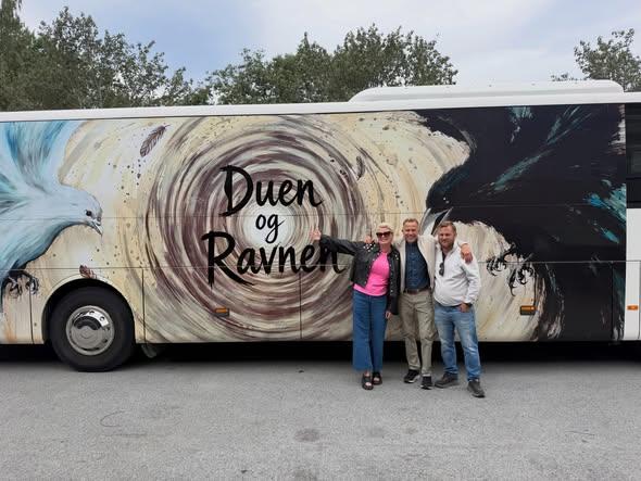 Plakat Duen og Ravnen - en buss om livet og døden
