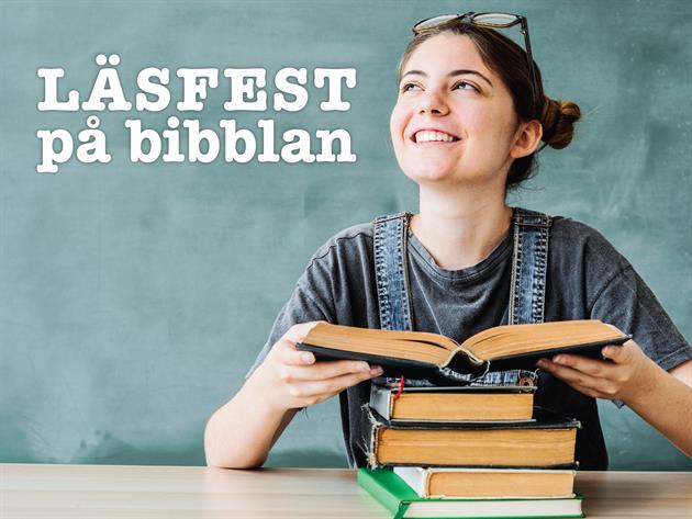 Kvinna sitter med en öppen bok framför sig.