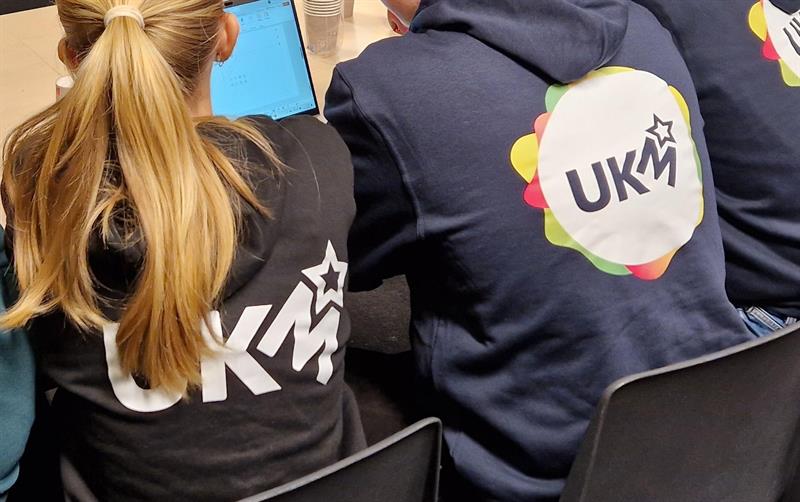 UKM-ungdpmscrew arrangerar.