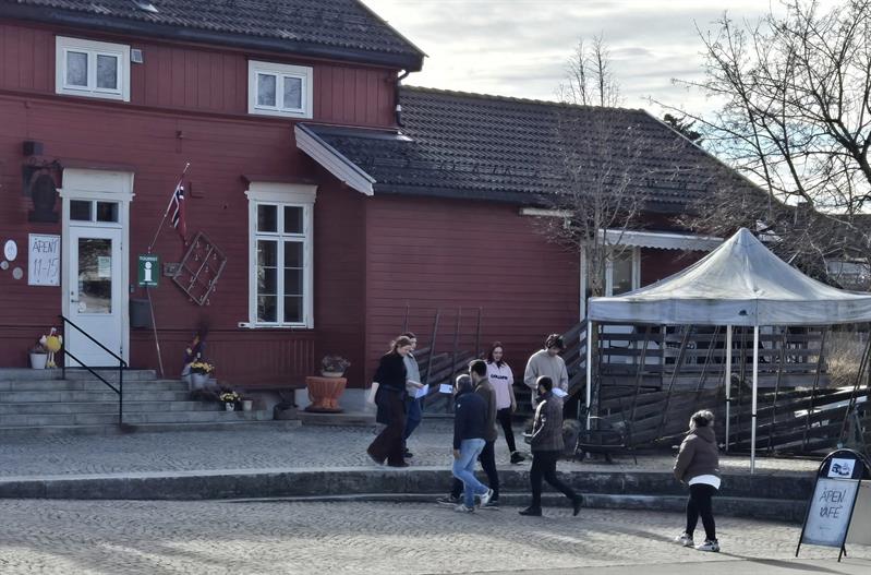 Plakat LøtensNært- hverdagsnorsk for lokal tilhørighet, sentrumsrebus!
