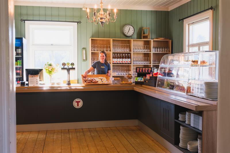 Plakat Hobbykrok i kafeen – kreativ søndagskos på Breivoll Gård