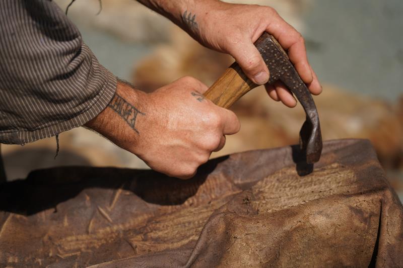 Museumsbøndane garvar skinn på Vest-Telemark museum