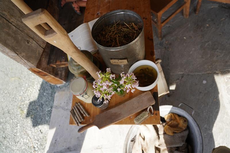 Museumsbøndane lagar såpe på Vest-Telemark museum