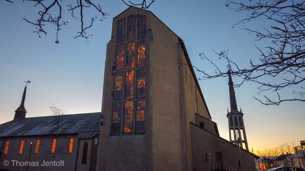 Bodø domkirke i vinterlys.