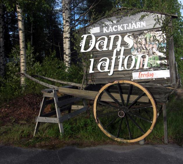 Skylt vid vägen till Logen Käcktjärn, Pressbild