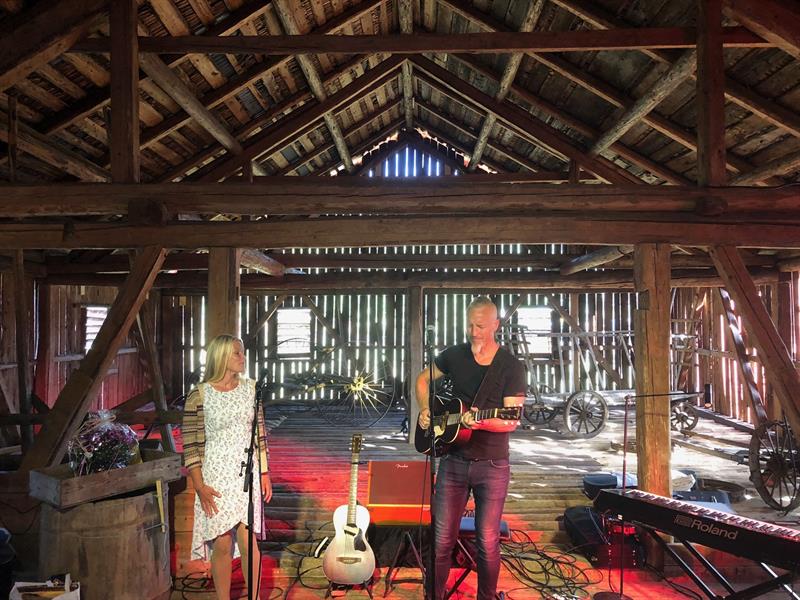 Anne og Jon på låven