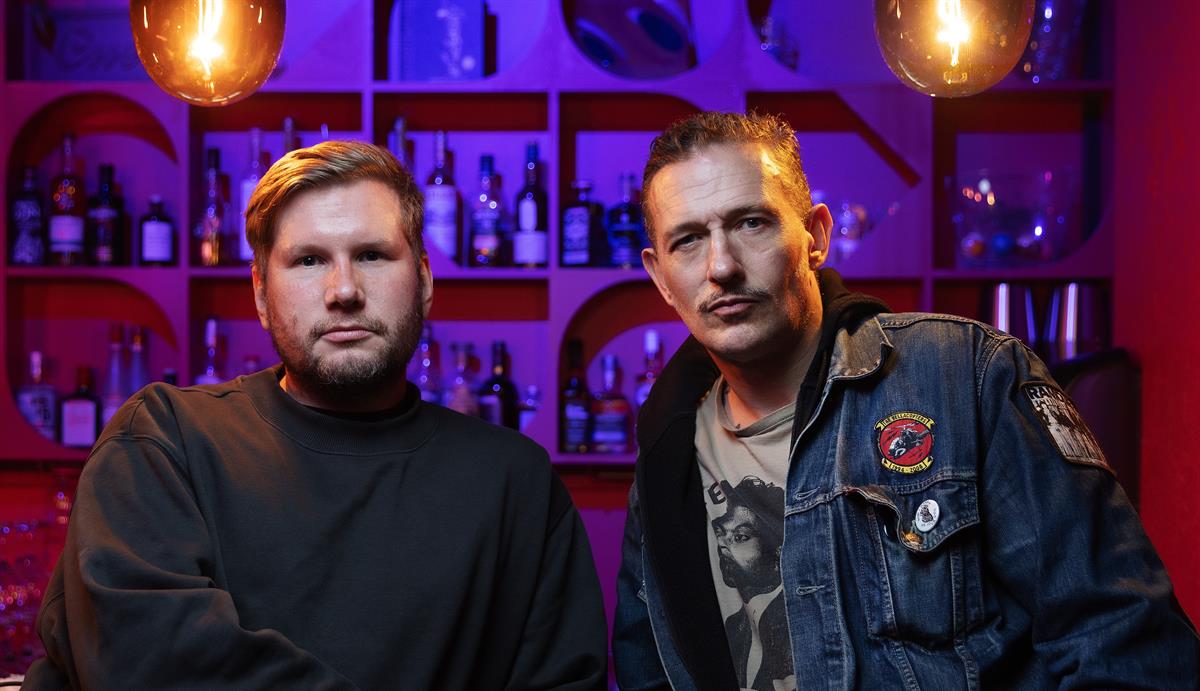 Plakat Menn uten midje kan også lese: Live podkast med Kristopher Schau og Alexander Sandtorv