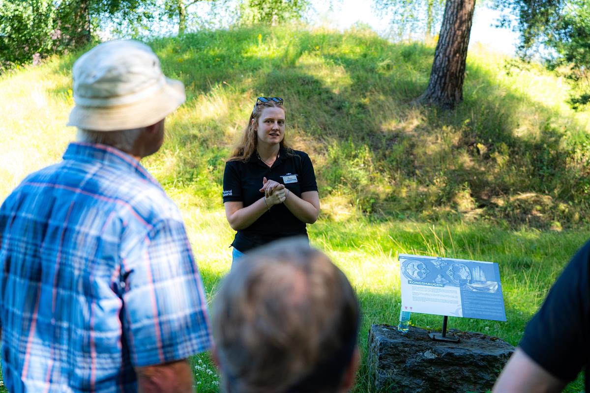 Omvisning i gravfeltet ved Veien kulturminnepark