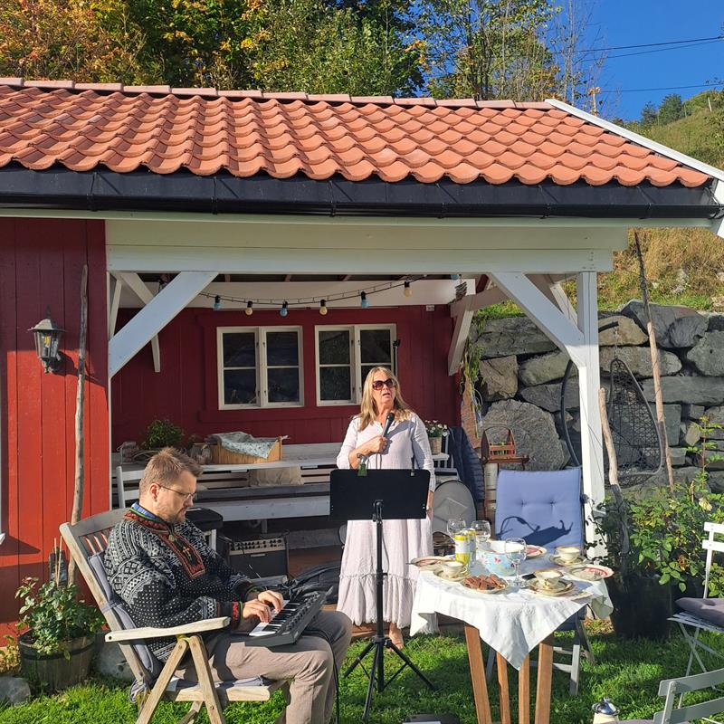 Hallvard og Hege i hagen til Hege