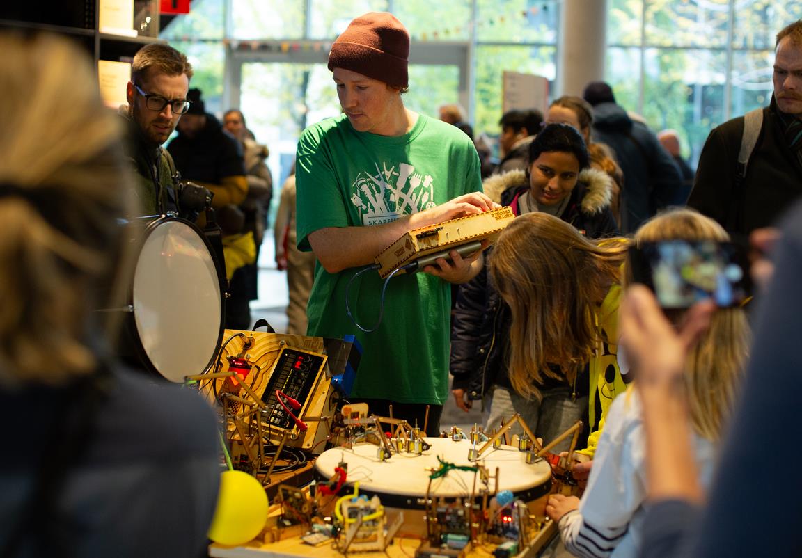 Plakat Bygg musikkroboter med Captain Credible!
