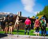 Guide demonstrerer sikringsutstyr for ei gruppe deltakarar utandørs ved Valhall i Odda før via ferrata.