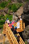 Guide gjev tryggleiksbriefing til ei gruppe ved startplattformen for via ferrata ved Valhall i Odda.