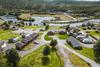 Et dronebilde med oversikt over campingplassen.