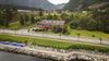 Et dronebilde av Ingrids Apartments, med fjellene i bakgrunnen.