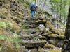Die Wandergruppe, die die steilen Stufen entlang des Weges hinaufsteigt.