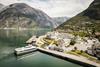 Ein Drohnenfoto des Norled-Bootes, das am Eidfjord-Kai anlegt.