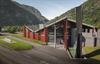 Der Eingang zum Norwegischen Naturzentrum an einem sonnigen Tag.