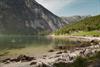Stavanes-stranden på en solskinnsdag, full av folk både på stranden og i fjorden.