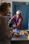 Kaffee wird an der Theke mit Kuchen und Plundergebäck auf Halsnøy Kloster in Kvinnherad eingeschenkt.