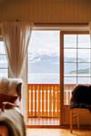 utsikt over fjorden og terrasse på ei av hyttene
