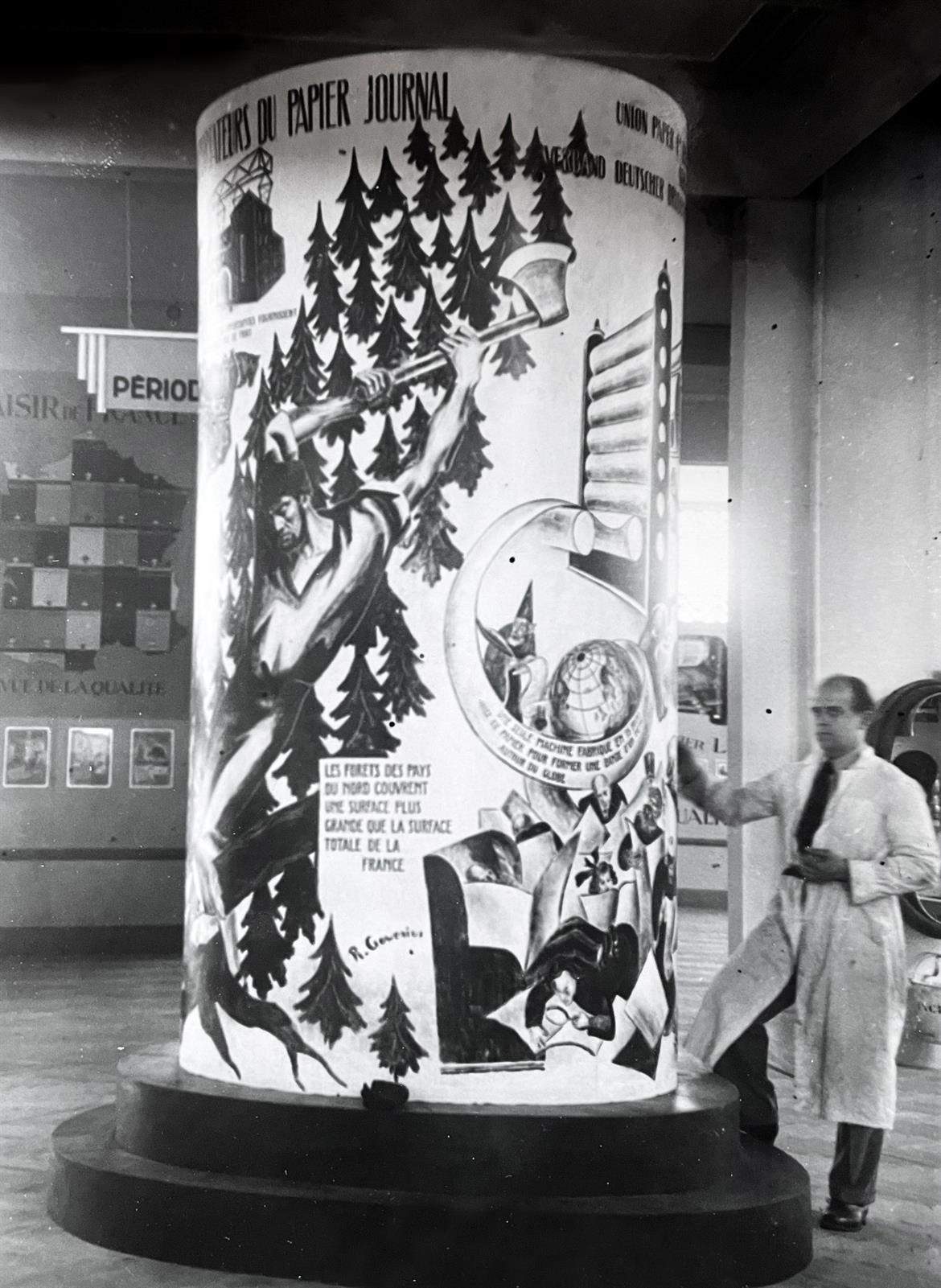 Rudolf Gowenius vid den reklampelare han framställde för Svenskt Papper till Världsutställningen i Paris 1937.